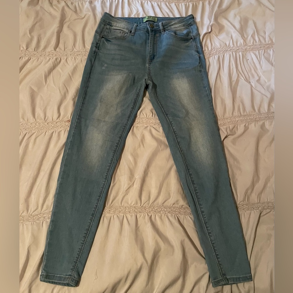 Mid Rise Booty Lifting Jeans